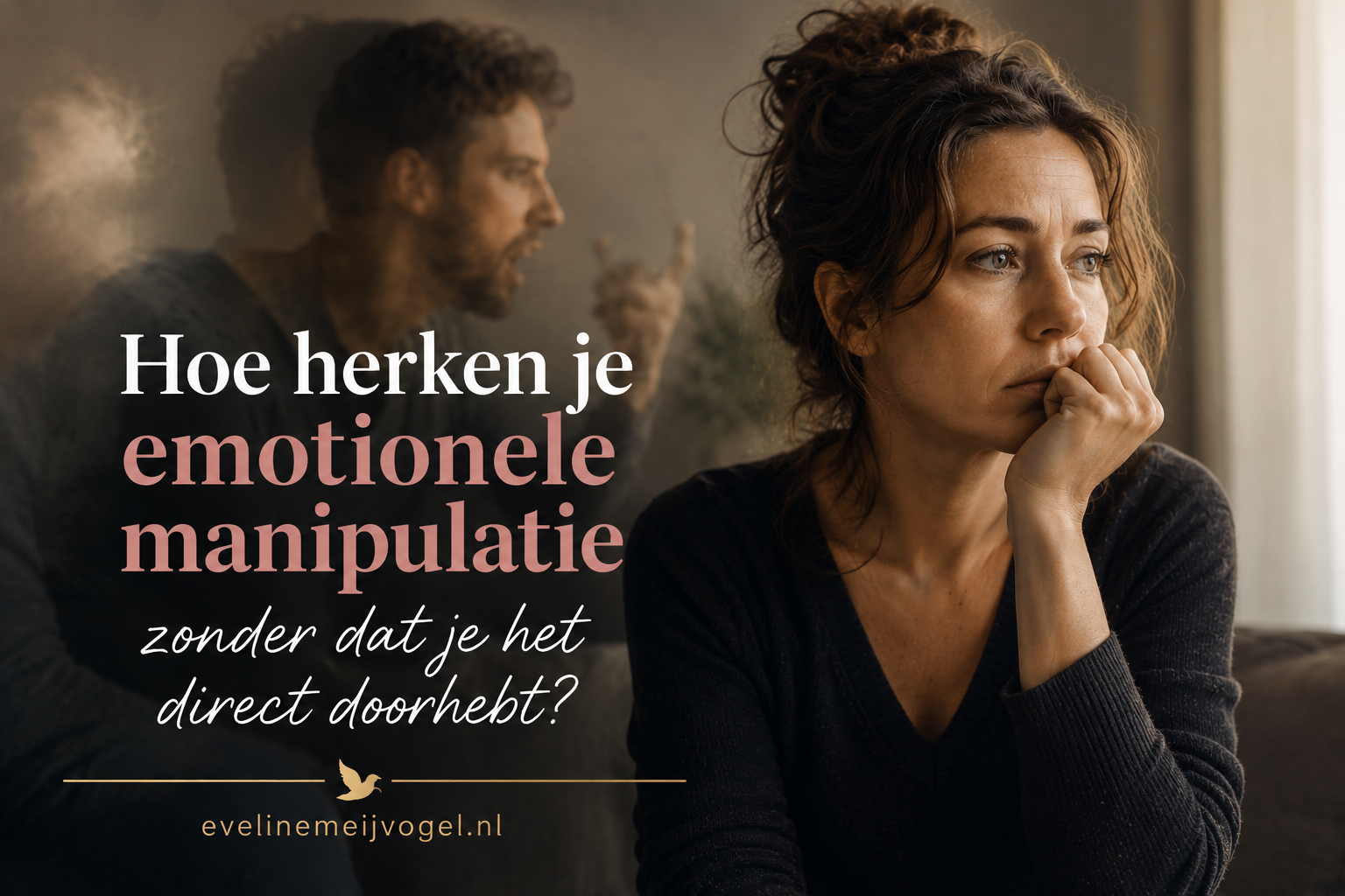 Vrouw kijkt gespannen voor zich uit terwijl op de achtergrond een vervaagde man zichtbaar is bij een artikel over emotionele manipulatie.